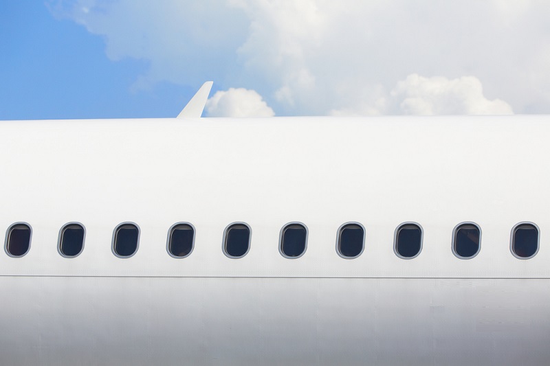 Cosa accadrebbe se i finestrini degli aerei fossero rettangolari?