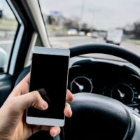 Guidare telefonando con il vivavoce è sicuro?