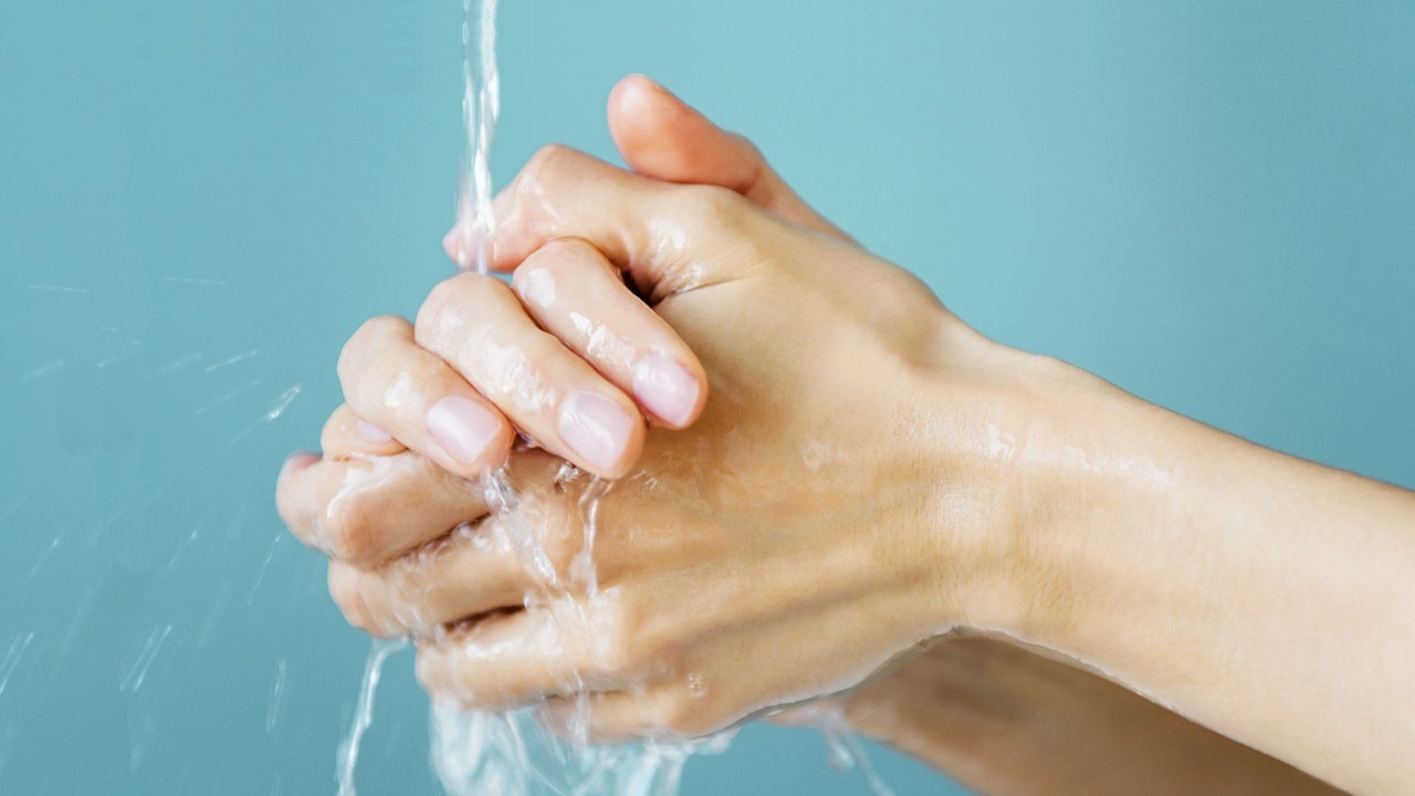 Si eliminano più batteri lavandosi le mani con l'acqua calda?