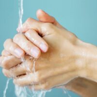 Lavarsi le mani con acqua calda facilità l'eliminazioni dei batteri?